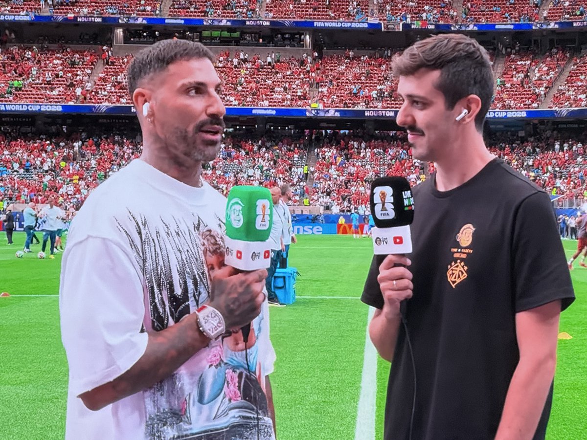 LEME12's tweet photo. Quaresma agora pra CazeTV:

"Ele é o melhor da história .... da historia de Portugal"

Nem os compatriotas consideram o CR7 o maior mais https://t.co/uUezYPztDD