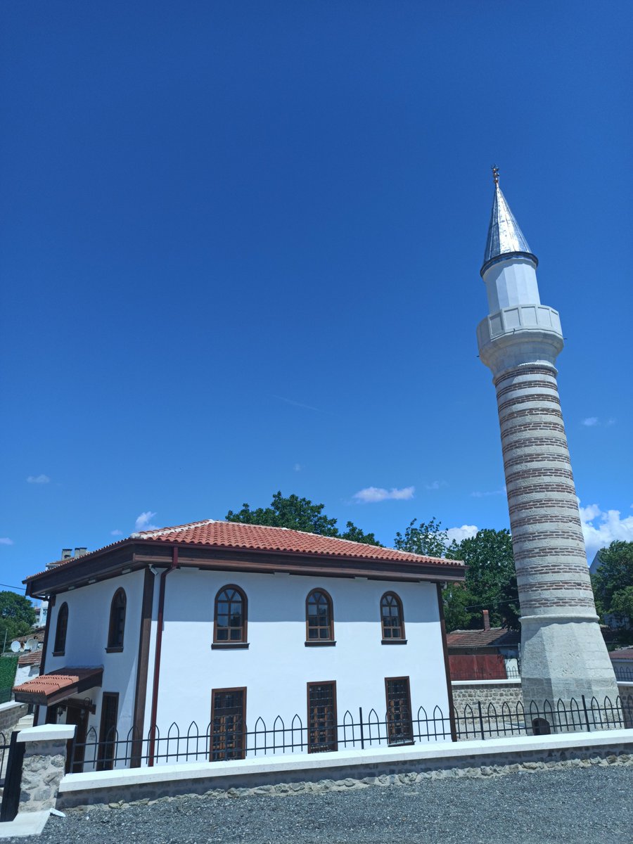 Selanikky's tweet photo. Bir gün Sultan İkinci Murat Han, Edirne'de abdest tazelemek uzere ciktigi zaman ayagi kayip dustu. O sırada nur yuzlu bir kimse peyda oldu. Sultani elinden tutup o tehlikeli halden kurtardi ve aniden kayboldu. Sonra Padisah kendini tehlikeden kurtaran o zatla gorusmek istedi. Edirne'nin butun salih kimselerini huzuruna davet etti. Ancak davet ettigi kimseler arasında aradigi zat yoktu. Nihayet butun Edirne halkini bir yere toplatip, birer birer gozden gecirdikten sonra, aralarinda, elinden tutup kurtaran Sucaeddîn Karamani'yi buldu. Ona hurmet edip, iltifat ve ihsanlarda bulundu. Debbaglar Mahallesinde ona bir mescid ve bir dergah yaptırdı. Talebelerine Muradiye evkafından maas baglatip, ihsanlarda bulundu.

Sucaeddin Karamani, kendi mezarinin duvarini kendi eliyle kerpicden yapti. Her kerpici yerine uc defa Ihlas suresi okuyarak koydu.

Sakayik-i Nu'maniyye Tercumesi (Mecdi Efendi); s.94.

Herodotos'un Historia eserinden sonra ilk kez bu tonda bir anlatim okudum. Aklim bahcedeki kaide ve uzerindeki mezar tasinda kalirken restorasyona bayildim. Oldukca basarili.