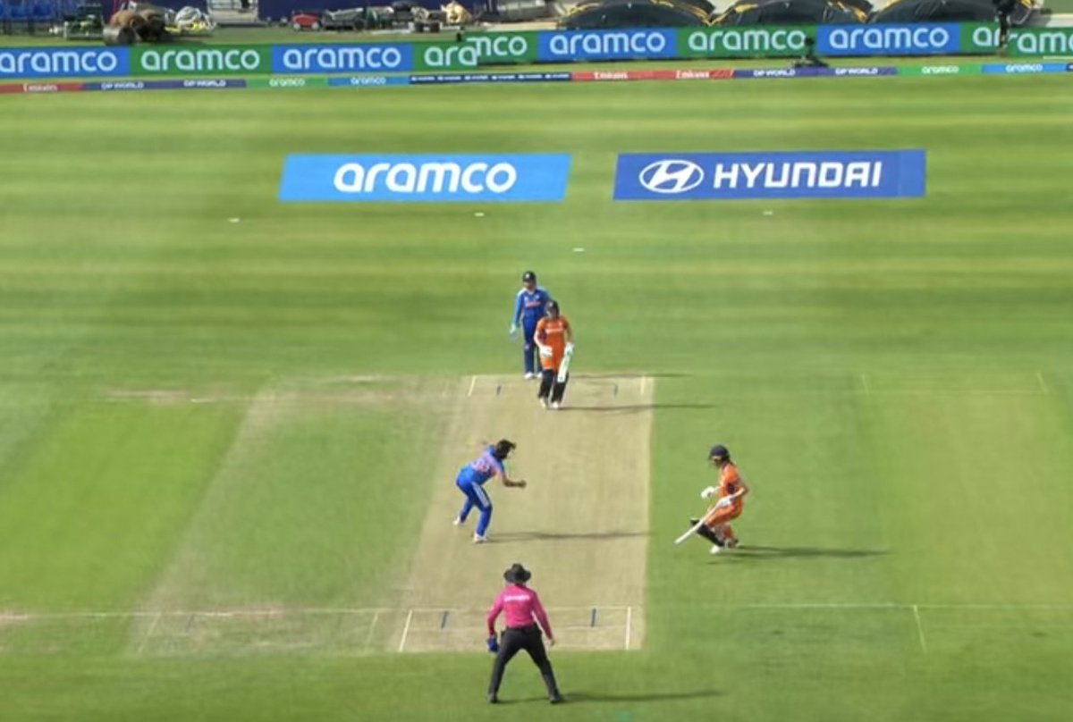 FarziCricketer's tweet photo. Not a big fan of bowlers throwing it back at the batter when even they know there's hardly a run-out chance. https://t.co/9f6vXwik4l