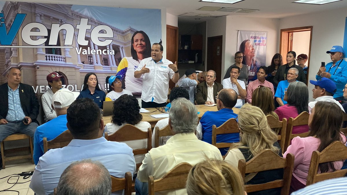 VenteDDHH's tweet photo. Hoy en Carabobo nos reunimos con relatores del Comité de DDHH, ex presos políticos y miembros de @VenteCarabobo.

En cada jornada escuchamos los crudos testimonios de quienes han sufrido en carne propia la represión de este régimen. 

@orlandomorenove https://t.co/BkWEpeeXZT