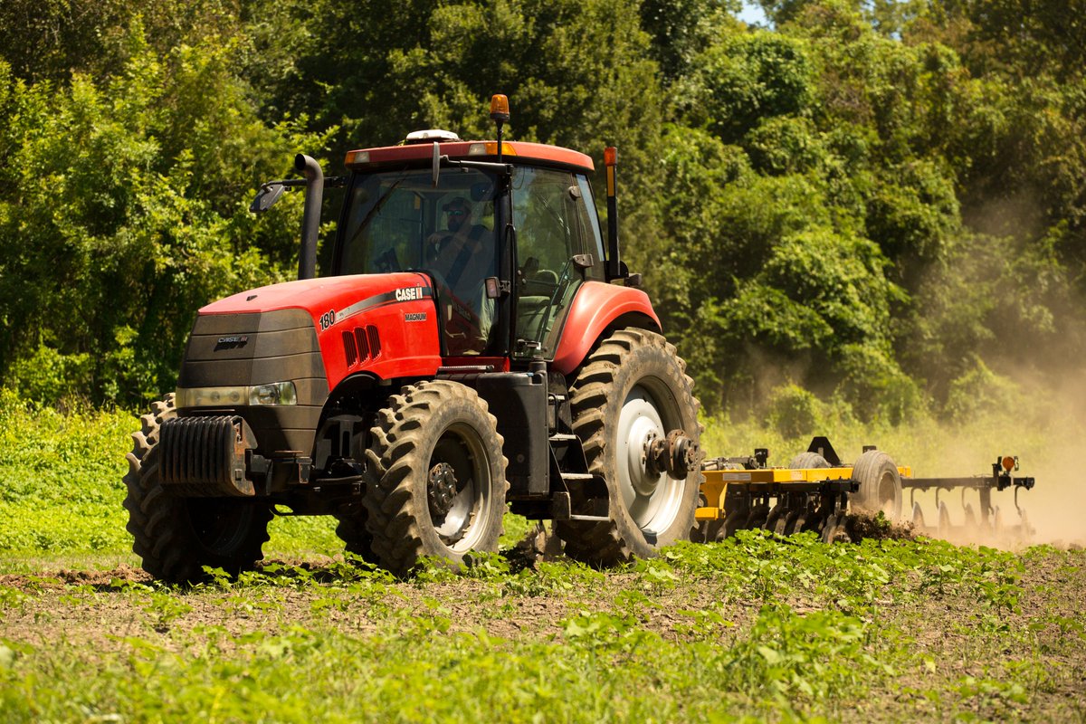 amco_mfg's tweet photo. We all want dependable seedbed prep! You can rely on our F17 Double Offset Tandem Disc Harrow. It’s our non-folding option for breaking and smoothing soil. Check it out: https://t.co/HbhlPwFsRu #amcomfg #toughtillagetools https://t.co/MpXu1sAB1L