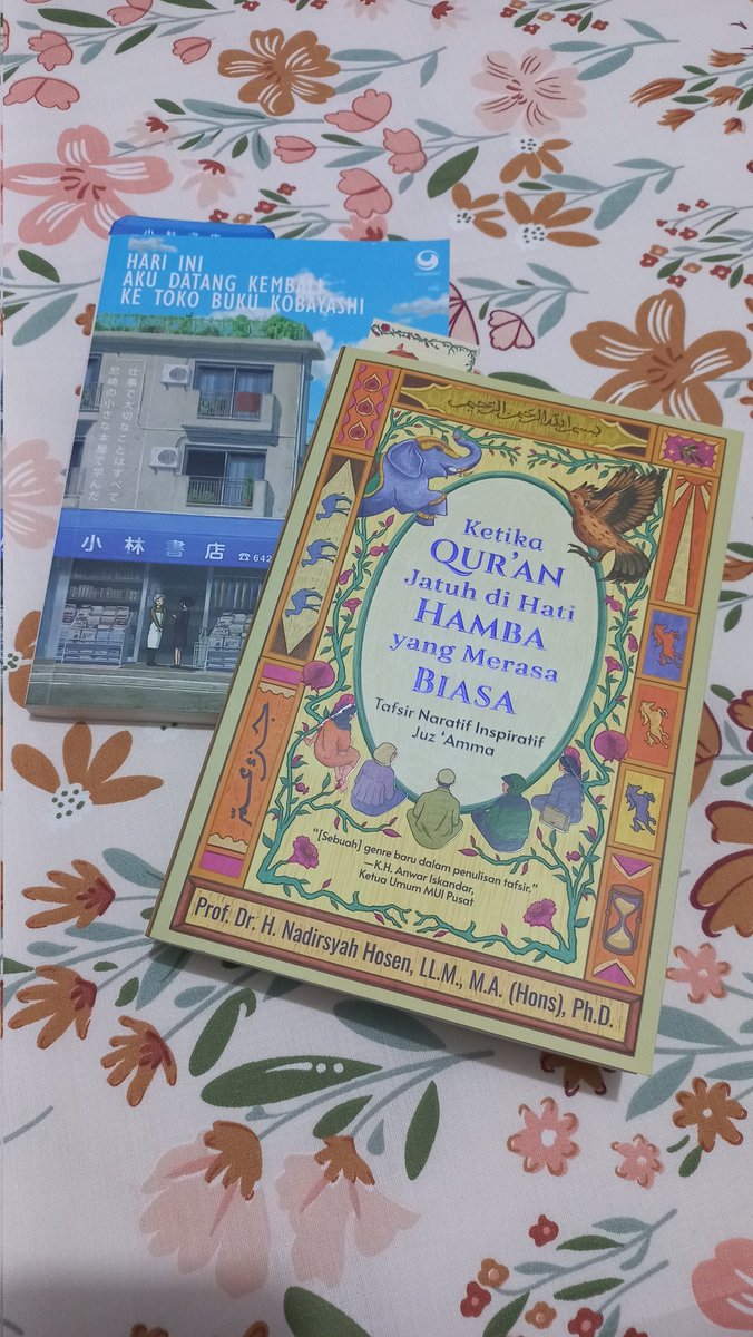 codenamemauve's tweet photo. @basebuku Lagi baca 2 ini hehe.. https://t.co/TOn1cVvd6a