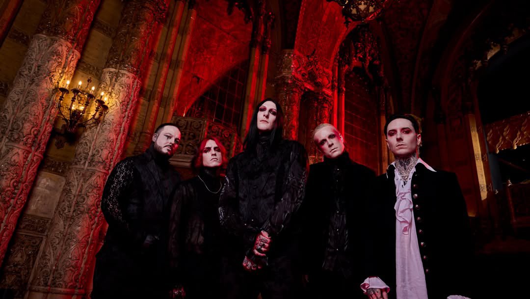 batsyxhorror's tweet photo. i just wanted to say that children of dracula are looking good https://t.co/1jSLbwBD4j