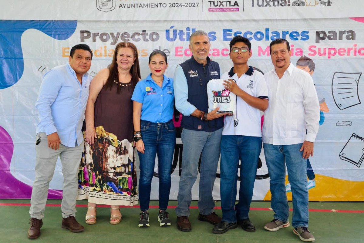 TorresAngelC's tweet photo. ¡Arrancamos el día en el COBACH Plantel 234, Tuxtla- Plan de Ayala! Entregamos paquetes de Tux Útiles a la comunidad estudiantil, a través del DIF Tuxtla que encabeza Estephanie Frias, para apoyarlos en la continuidad de su formación académica. Seguimos trabajando para que las juventudes tengan mayores oportunidades y un mejor futuro.