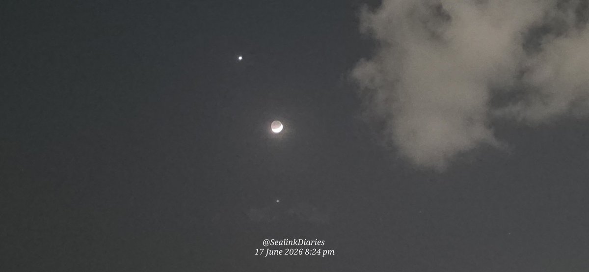 SealinkDiaries's tweet photo. #CosmicAlignment #MoonConjunction #NightSky #Astronomy #SkyWatch #MoonPhotography #PlanetaryAlignment #CelestialWonder #MumbaiSky #SeaLink #BandraWorliSeaLink #Astrophotography #Nightscape #SkyLovers #SealinkDiaries https://t.co/PEHpqr6Ozp