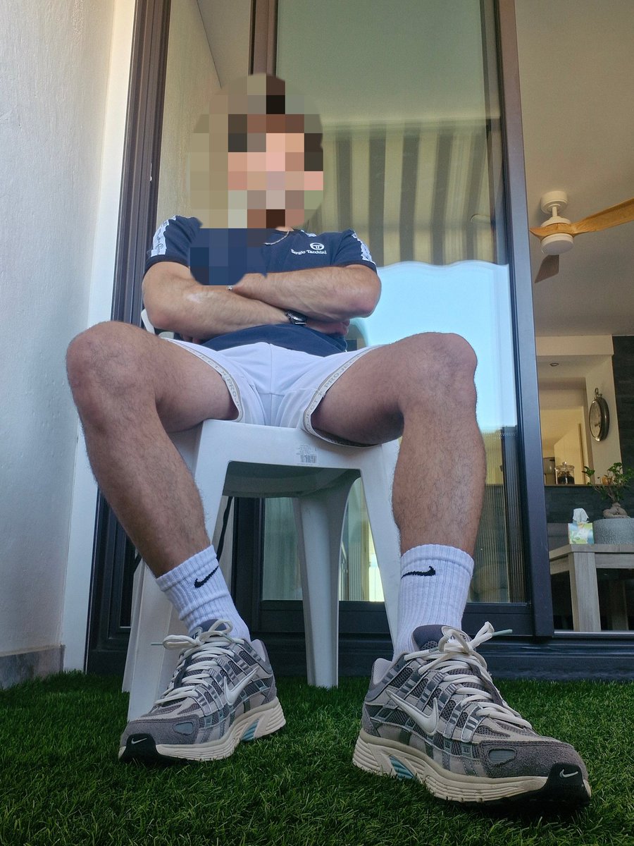 KingJimmyFr's tweet photo. Quel soumis veut se faire dresser la? 😏 Ma paire de nike a besoin de se faire decrasser avec une bonne langue de soumise 😂 Vient en dm quon samuse un peu 😈 #findom #cashmaster #moneyslave #finsub #footfetısh #feetworshi̇p #feetِ #slave #alphamale #socks https://t.co/EkgIareCei