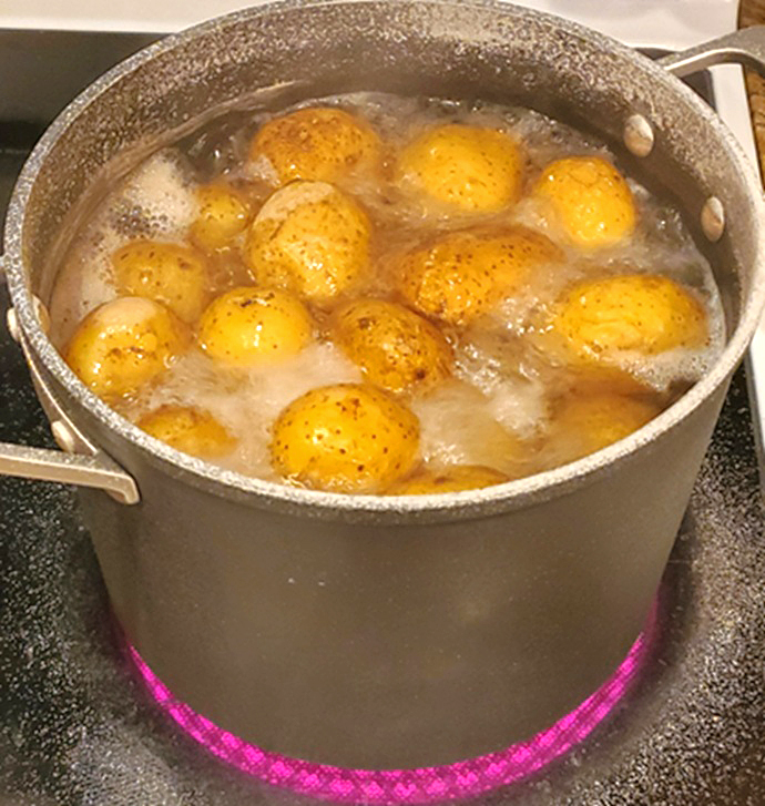 eroscestlavie_x's tweet photo. It makes me sad that the US &amp; UK don't come together more often re: regional cuisine to celebrate the ingenuity of the working class to come up with substantive dishes. Here's a favorite of mine from my region: salt potatoes from Syracuse, cooked by salt miners in the 1800s (1/2) https://t.co/IQ3y2NyhL5