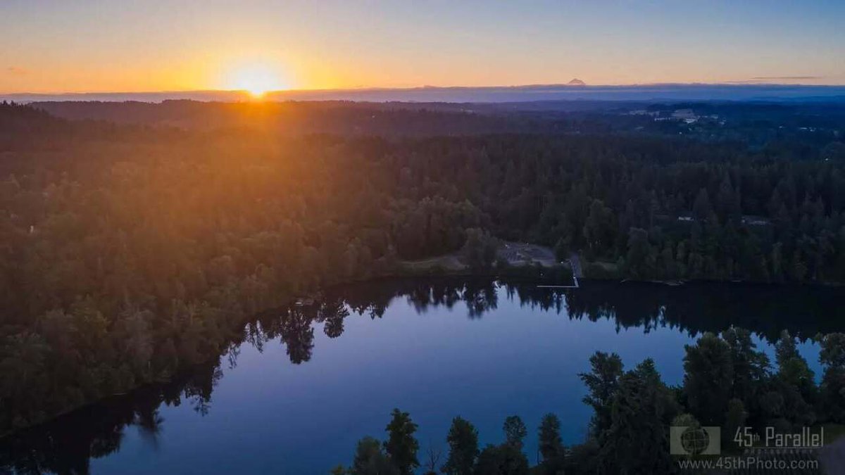 45thPhoto's tweet photo. This is where the Willamette River makes a curious turn to the southeast, like it was distracted from its journey toward the Columbia. But in a short distance it will slice a hard left to resume its March north. 
. 
#45thphoto #sunrise #dawn #willametter… https://t.co/gM1cmiTrlg https://t.co/CGmT3tv8kw