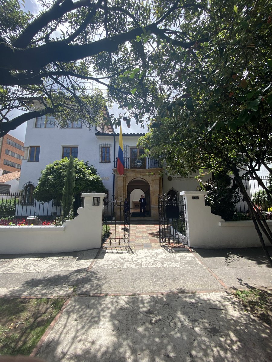 SaninPazC's tweet photo. Esta es una biblioteca del Banco de la República. Aquí vengo a pedir libros, a leer y a escribir.
También aquí he dado conferencias gratuitas y abiertas al público.
Espriella amenaza con terminar con todo esto y dejar solo las motos.
El infierno de la nueva esclavitud. https://t.co/jsN2j06gHp