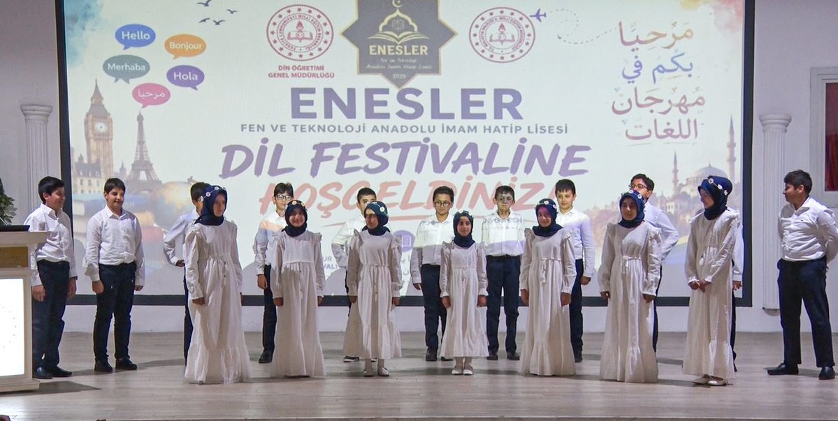 MalatyaMem's tweet photo. 🌍 Arapça-İngilizce Yabancı Dil Festivali Düzenlendi

​Bakanlığımızın "Yoğunlaştırılmış Yabancı Dil Programı" kapsamında, Enesler Fen ve Teknoloji Anadolu İmam Hatip Lisemiz tarafından "Arapça-İngilizce Yabancı Dil Festivali" gerçekleştirildi.
​Kur'an-ı Kerim tilavetiyle başlayan programda; öğrencilerimiz Türkçe, İngilizce ve Arapça dillerinde hazırladıkları şiir, ilahi ve tiyatro gösterilerini sergiledi. Etkinlik, "Geçmişten Geleceğe Malatya" sanal sergisinin gezilmesiyle sona erdi.

​Bu güzel ve anlamlı programın hazırlanmasında emeği geçen idareci, öğretmen ve öğrencilerimizi tebrik ediyoruz. 👏

@tcmeb @Yusuf__Tekin @SeddarYavuz @meb_dinogretimi @behcet_bakir