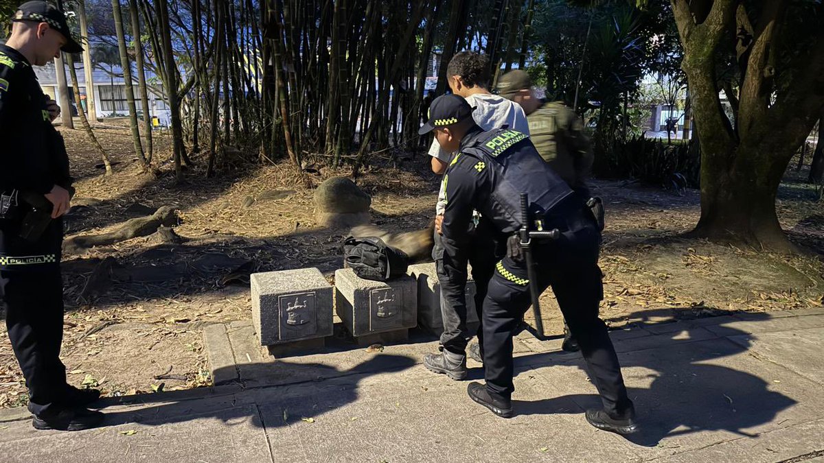 seguridadmed's tweet photo. 📍 Laureles - La América | Adelantamos el Plan Parques, articulados con la Policía Nacional.

Requisas y control en las calles para la prevención del delito.

Con autoridad y orden. 🫡 https://t.co/36ja1qMi9Q