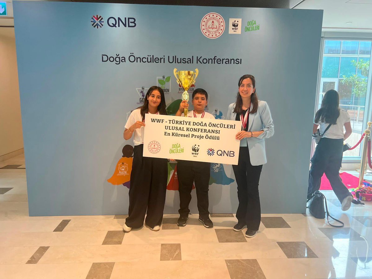 MalatyaMem's tweet photo. 🏆 İlimize "En Küresel Proje" Ödülü!

​Millî Eğitim Bakanlığımız ve WWF-Türkiye iş birliğiyle İstanbul'da düzenlenen Doğa Öncüleri Ulusal Konferansı'nda; Doğanyol Koldere Ortaokulu öğrencilerimiz, öğretmenleri Sinem Berber danışmanlığında "En Küresel Proje Ödülü"ne layık görüldü. 🌍🌿

​İl Millî Eğitim Müdürümüz Sayın Behçet Bakır yaptığı açıklamada:
"Öğrencilerimizin doğaya duyarlı, yenilikçi projeler üreterek ilimizi böylesine anlamlı bir platformda başarıyla temsil etmeleri bizleri ziyadesiyle mutlu etmiştir. Bu gururu bizlere yaşatan kıymetli öğrencilerimizi, onlara rehberlik eden değerli öğretmenimizi ve okul idaremizi yürekten kutluyor, başarılarının devamını diliyorum." dedi.

@tcmeb @Yusuf__Tekin @SeddarYavuz @TCMalatyaV @behcet_bakir
