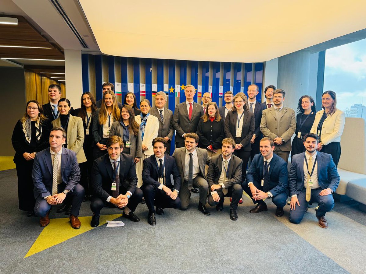 erikhoeeg's tweet photo. La próxima generación de diplomáticos argentinos visitó hoy la Delegación. 

Becarios del @ISENArg participaron de una jornada de formación sobre la UE, su acción exterior y la relación estratégica con Argentina. https://t.co/91LdQhnu0W