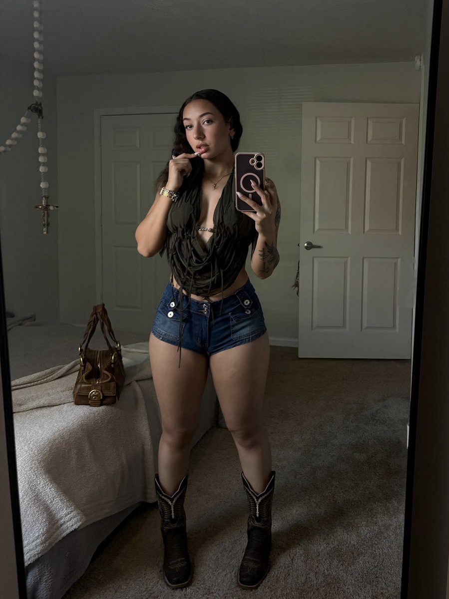 ItsKabrinaa's tweet photo. I would have thrived in the 2000’s ✨ https://t.co/2HXOo8IkQj