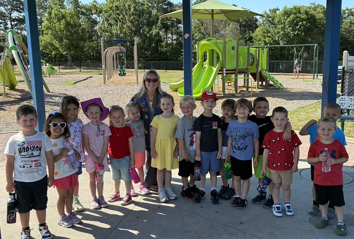 msamandawalker's tweet photo. The best day at the park as an end of year celebration, finished with a pizza party! What a great day ☀️💕😎🎉 https://t.co/EsvjgZp2Oj