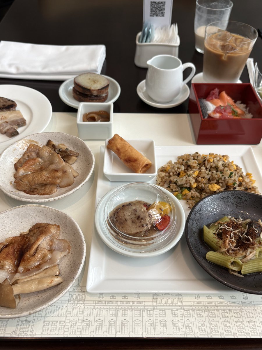 Hanachanofsv's tweet photo. ホテルニューオータニの「最強の朝食」に行ってきました！

ピエールエルメのパン食べ放題、オムレツやおにぎりはオーダー後にその場で作ってくれるし、和洋中フルラインナップで本当に食べきれないほどの豪華メニュー…！

サービスもさすが一流で、朝から幸せすぎて「明日から仕事頑張ろ〜🥐✨」って思える最高のご褒美でした。

…ただ、1万円（税サ込）は正直やり過ぎ感がすごい

東京ステーションホテルは6400円、ザ・リッツ・カールトン京都7500円、ウォルドーフアストリア大阪6500円で同等かそれ以上のクオリティなのに、さすがにこの内容で1万円は高すぎるな〜と思いました。