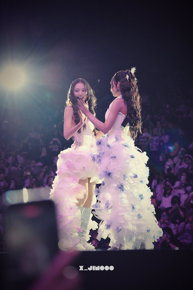 X_jinooo's tweet photo. No one should ever question the feelings between LMSY. They care about and love each other far more than we could ever imagine. The proof is everywhere.

#LMSYBeMyRomanceFanConPresentedbyหมึกกรุบ
#ลูกหมีซอนญ่า #LMSY https://t.co/nx2i0w3CUk