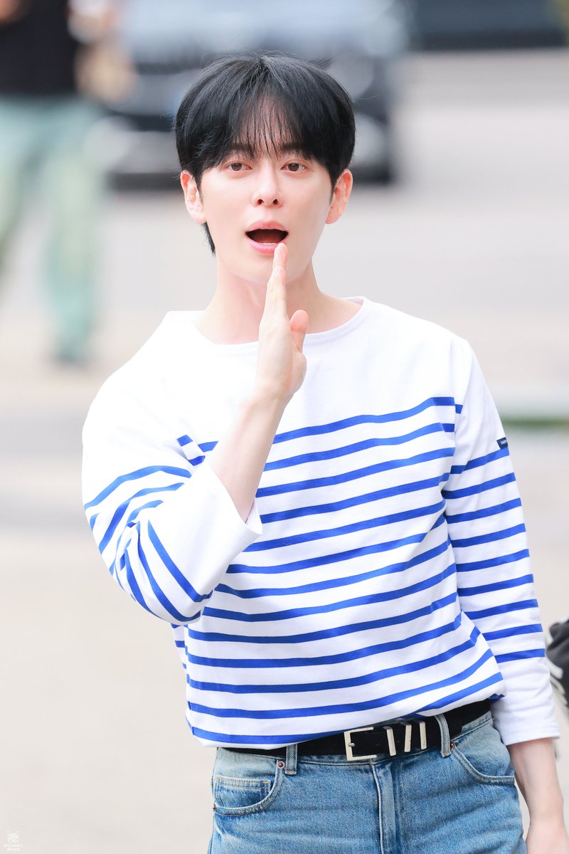 starry__rose's tweet photo. 260605 뮤직뱅크 출근

#보이프렌드 #동현 #DONGHYUN #ドンヒョン

고 마 워😊 https://t.co/IOUO5ULZDj