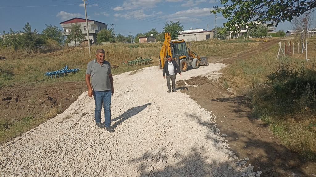 hazrobld's tweet photo. Kırkkaşık Mahallemizde belediye ekiplerimiz tarafından büz boru döşeme ve mıcır serme çalışması gerçekleştirilmiştir.

Yapılan çalışmalarla yağmur suyu tahliyesi sağlanırken, yol daha güvenli ve kullanışlı hale getirilmiştir.

#hazrobelediyesi #hizmetleheranyanınızdayız https://t.co/k1NgBtBdpV