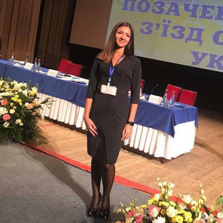 zer0corruption_'s tweet photo. На фото - суддя Світлана Старовойтова, яка бере участь у конкурсі до Київського апеляційного суду.

У четвер, 18 червня, з нею проведе співбесіду колегія №2 Вищої кваліфкомісії суддів (ВККС).

Старовойтова - суддя Дніпровського суду Києва. Її сім’я декларує користування кімнатою площею менше 10 квадратів у житлі Міноборони.

ВККС має з’ясувати, чи справді сім’я з чотирьох осіб жила або живе у цій кімнаті, чи це формальна підстава для отримання службового або державного житла.

Є ще квартира у Києві площею 72,7 квадрати, оформлена на матір кандидатки. Саме нею користується сім’я судді.

Ще один об’єкт - садовий будинок та майже 10 соток землі у Гнідині Київської області, оформлені на батька чоловіка.

Водночас чоловік кандидатки системно набуває недешеві авто: Hyundai Santa Fe, Toyota RAV4, Audi Q5, а у 2025 році - ZEEKR 001 вартістю понад 1,6 млн грн.

Співбесіду пройде і голова Харківського райсуду Харківської області Олег Назаренко. До нього також є майнові питання, зокрема, про джерела коштів на садовий будинок та земельну ділянку у передмісті Харкова, які набуті дружиною.

1/