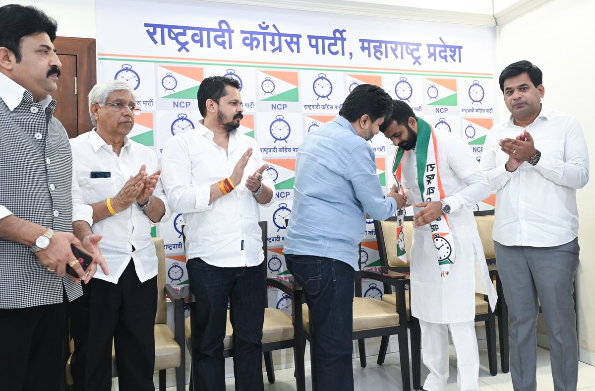 mahancpspeaks's tweet photo. स्व. अजितदादा पवार यांनी आयुष्यभर जपलेल्या विकासाभिमुख, जनसामान्य केंद्रित आणि कार्यकर्त्यांना बळ देणाऱ्या विचारसरणीवर विश्वास व्यक्त करत, तसेच राष्ट्रीय अध्यक्षा तथा उपमुख्यमंत्री मा. श्रीमती सुनेत्रावहिनी पवार यांच्या सक्षम नेतृत्वाखाली आणि युवा नेते मा. खासदार श्री. पार्थदादा पवार यांच्या  मार्गदर्शनाखाली विश्वास व्यक्त करत, माजी खासदार स्व: दत्ता मेघे यांचे चिरंजीव युवा नेते श्री. अर्जुन मेघे यांनी आज राष्ट्रवादी काँग्रेस पक्षात जाहीर प्रवेश केला.

यावेळी राज्यमंत्री मा. ना. श्री. इंद्रनील नाईक यांनी श्री. मेघे यांचे पक्षात स्वागत करत त्यांच्या पुढील राजकीय आणि सामाजिक वाटचालीस शुभेच्छा दिल्या.

श्री. अर्जुन मेघे यांच्या प्रवेशामुळे राष्ट्रवादी काँग्रेस पक्षाची संघटनात्मक ताकद आणखी बळकट होणार असून, स्व.अजितदादा पवार यांनी रुजविलेल्या विकास, जनसेवा आणि सर्वसामान्यांच्या हिताच्या विचारांना नवी ऊर्जा मिळणार आहे. राष्ट्रवादी काँग्रेस परिवारात श्री. मेघे यांचे मनःपूर्वक स्वागत आणि भावी राजकीय वाटचालीसाठी हार्दिक शुभेच्छा!

या वेळी मा. आ. श्री. संजय खोडके, राष्ट्रीय युवक अध्यक्ष श्री.धीरज शर्मा,राष्ट्रवादी काँग्रेस पक्षाचे नेते श्री. उमेश पाटील, प्रदेश प्रवक्ते श्री. सुरज चव्हाण, प्रदेश सरचिटणीस श्री.लतिफ तांबोळी, युवक विभागीय अध्यक्ष श्री. निखिल ठाकरे, युवक प्रदेश सरचिटणीस श्री. अमर पाटील यांच्यासह पदाधिकारी व कार्यकर्ते उपस्थित होते.