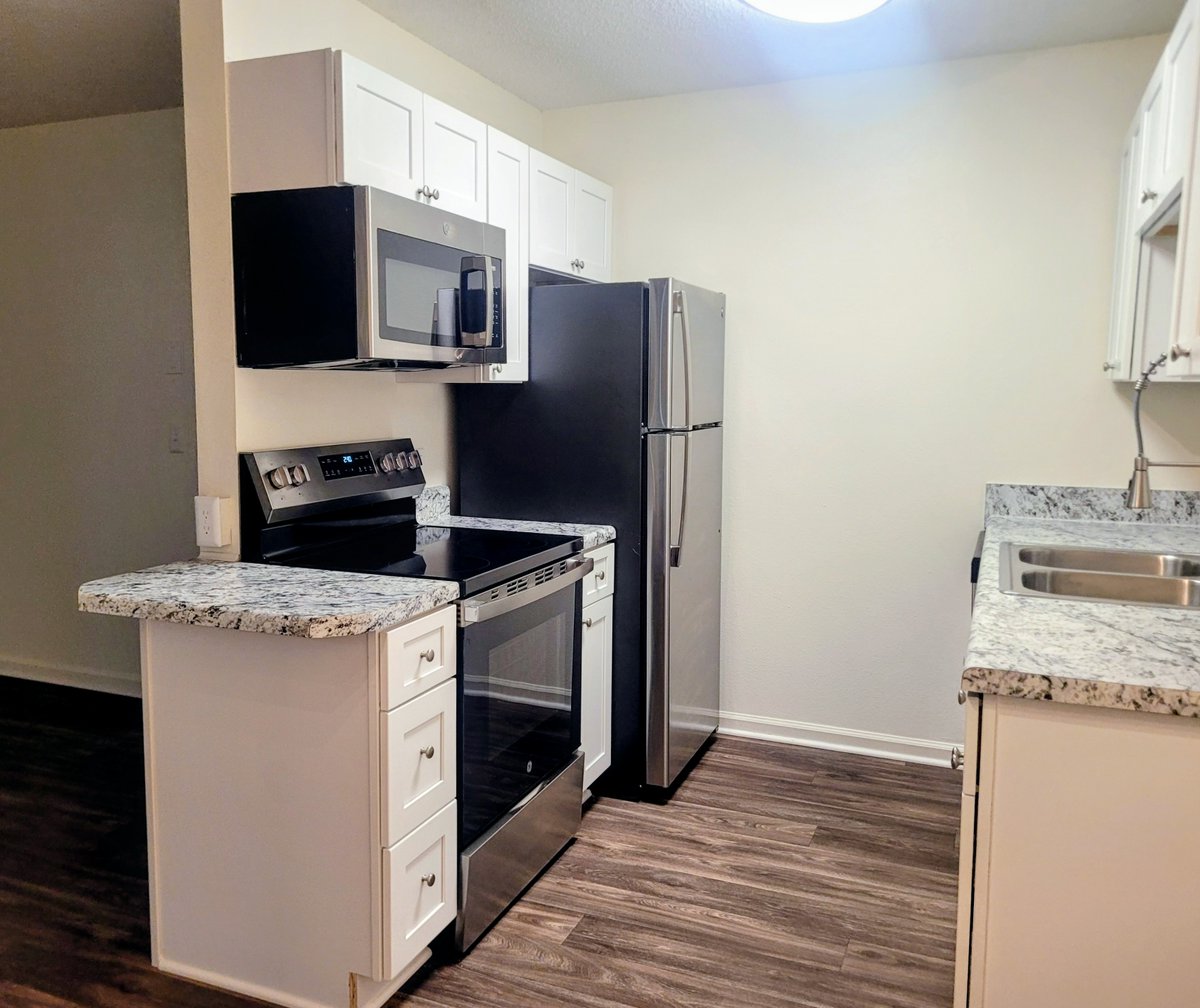 StAndrewsResApt's tweet photo. Discover the B1, our standout apartment home of the week at #StAndrewsReserve! Enjoy upscale features like a step-saver kitchen, glass-top range, and built-in microwave that elevate your lifestyle. Secure your new home with us today—don't wait! #KETTLERLiving https://t.co/HFrI1kL7Ok