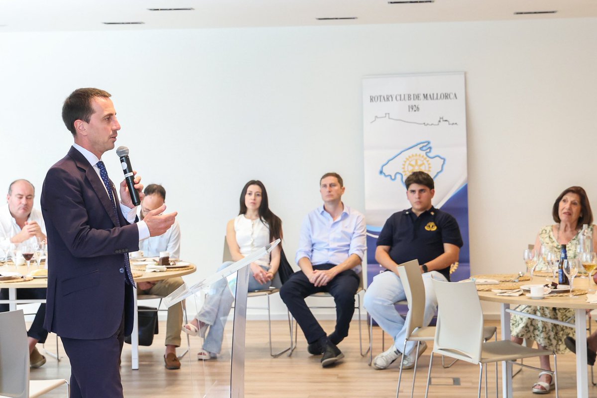 Ll_Galmes's tweet photo. Una trobada molt especial amb @Rotary Club Mallorca i amb els becaris procedents de Mèxic i dels Estats Units que formen part del programa d’intercanvi i coneixement d’enguany -juntament amb la Fundació Casa Serra-, per ampliar el coneixement de la vida i l’obra de Juníper Serra.

Una ocasió per retrobar alguns dels joves que ens varen acompanyar a la missió Carmel-by-the-Sea, en el marc del viatge institucional a Califòrnia.

Durant la trobada hem pogut escoltar les seves experiències, compartir impressions sobre aquella vivència i conversar sobre els projectes del Consell de Mallorca. 

Gràcies a Rotary Club Mallorca, especialment a la seva presidenta, per la convidada.
