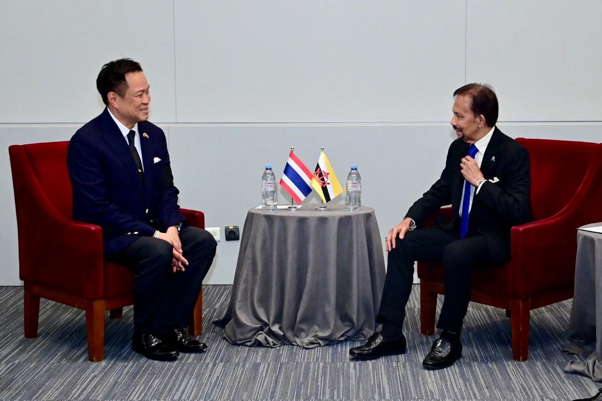 Catter65422769's tweet photo. ผู้ให้เกียรติ ย่อมได้รับเกียรติ

เมื่อผู้นำของไทย 
ต้องเข้าเฝ้ากษัตริย์บรูไน
ระหว่างปฏิบัติภารกิจที่รัสเซีย
มีความเป็นสากล 

ทว่า
การรู้จักวางตัววางตนให้เหมาะสม
เป็นมารยาทสังคม

ให้เกียรติเขา เท่ากับบอกให้เขารู้ว่า 
เราให้เกียรติท่าน แบบกษัตริย์ของเรา https://t.co/P17Ucp84tQ