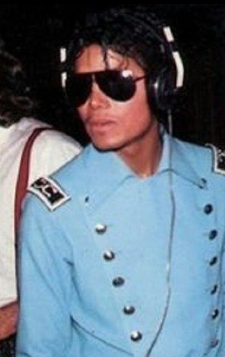 alloverrbaby's tweet photo. big sexy aviator glasses + big headphones combo #YUM #NEEDTHAT https://t.co/OOtJ7Sm30z