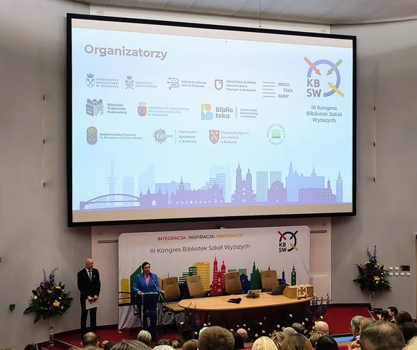 Biblioteka_PK's tweet photo. Rozpoczęcie i 1⃣dzień III Kongresu Bibliotek Szkół Wyższych za nami ✅https://t.co/XCpeqo0F2T Szczegółowy program na👉 https://t.co/S2mRqhnFdf #KBSW2026 #AcademicLibraries #readerscommunity #challenges @Jagiellonka_UJ @JagiellonskiUni #PolitechnikaKrakowska https://t.co/u1xvqntYA0