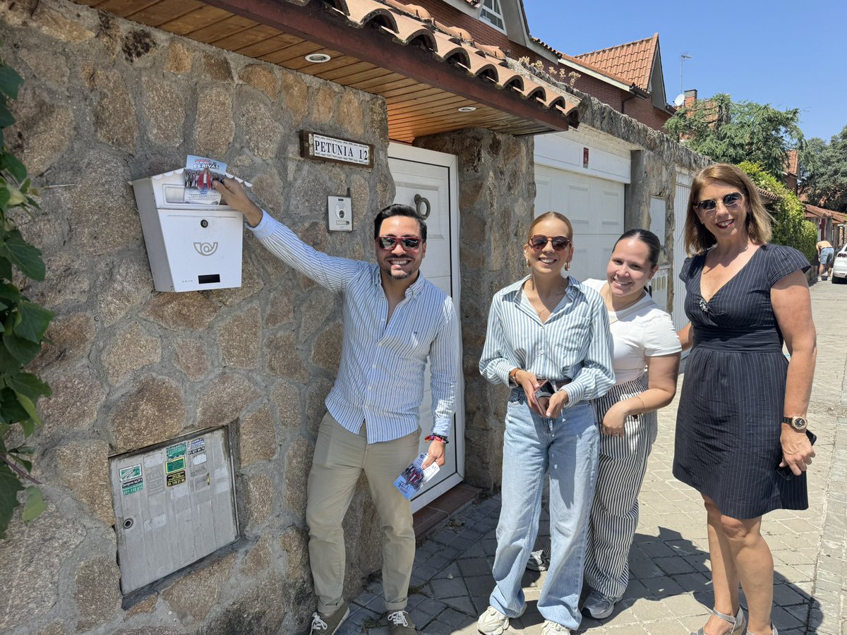 PPopular_Rivas's tweet photo. 👣A pie de calle, con los ripenses, llevando nuestro proyecto a cada casa de Rivas Vaciamadrid.

🔴Frente al ruido, la ideología y la falta de propuestas, el proyecto de @JanetteNovo para hacer de #Rivas una ciudad abierta, moderna, próspera y pujante

#NoEsIdeologíaLoNuestroEsRivas