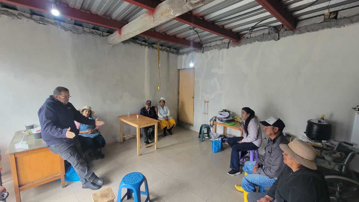 Agricultura_CZ6's tweet photo. #Azuay | En las parroquias El Valle y Sinincay de #Cuenca, capacitamos a apicultores en manejo y sanidad de colmenas. Durante la jornada realizamos revisiones en campo para fortalecer las buenas prácticas y mejorar la productividad apícola. 🐝🍯 https://t.co/IQSl2HyrKe