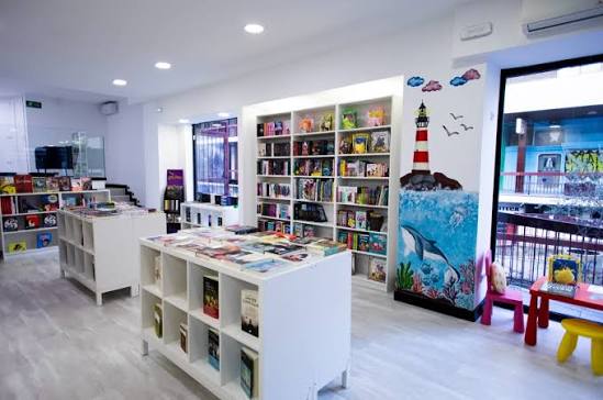 JesRaq88's tweet photo. Descubrí esta librería paseando por Moncloa, en la Calle #Gaztambide 24. Se llama librería El Faro.
Libros nuevos en una #libreria de #autor. Los mejores #libros seleccionados para el #lector y encuentros con #escritores. @jesus_ibvi @CarmenL12649528 #Viral #X #Madrid #libros. https://t.co/wiAvxWBKgN
