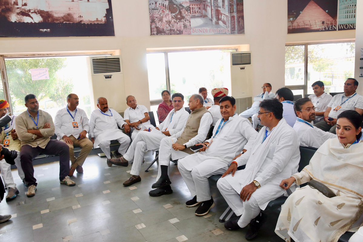 arvindchotia's tweet photo. राहुल गांधी के हर राजस्थान दौरे में सबसे बड़ा टॉकिंग पॉइंट होता है प्रदेश के कांग्रेस नेताओं की प्रदर्शित की जाने वाली एकजुटता। 

यानी राजस्थान कांग्रेस में एकजुटता का जो अभाव है, वही कांग्रेस की सबसे बड़े समस्या है। राहुल गांधी के राजस्थान आने पर कांग्रेस के सभी बड़े नेता एक साथ, एक जगह और हंसते मुस्कुराते दिखाई देते हैं लेकिन पीछे से इनको पता नहीं क्या हो जाता है कि वह उसकी और वह उसकी फींत उतारने में जुट जाता है।

राहुल गांधी कांग्रेस के राष्ट्रीय नेता हैं। स्वाभाविक रूप से वे रोज राजस्थान ��ें नहीं रह सकते। लेकिन उन्हें कोई ऐसी व्यवस्था बनानी पड़ेगी कि उनके पीछे से भी राजस्थान कांग्रेस के नेता एकजुट दिखाई दें और एक दूसरे के खिलाफ बयानबाजी नहीं करें। उन्हें यह भी सुनिश्चित करना पड़ेगा कि राजस्थान कांग्रेस के नेताओं के अति उत्साही समर्थक भी एक दूसरे की गोभी नहीं खोदें। 
@RahulGandhi @INCIndia