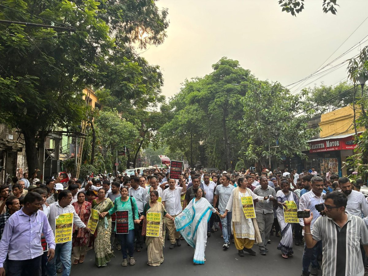 KunalGhoshAgain's tweet photo. আজ @MamataOfficial নেত্রীর কর্মসূচির ইস্যু:

1) পুনর্বাসন ছাড়া বুলডোজার দিয়ে হকার উচ্ছেদ করে গরীবের জীবন জীবিকা কেড়ে নেওয়ার বিরুদ্ধে।

2) রাজ্যজুড়ে তৃণমূলসহ বিরোধী দলের নেতা,কর্মী ও সমর্থকদের উপর সন্ত্রাসের বিরুদ্ধে।

3) তৃণমূলের নেতা, কর্মীদের মিথ্যা অভিযোগে গ্রেপ্তার ও হয়রানির বিরুদ্ধে।

জয় বাংলা।