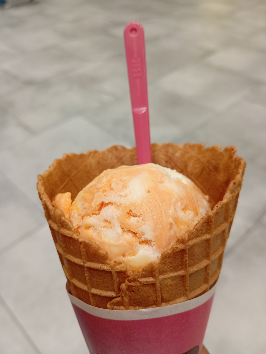Craft_233's tweet photo. サーティワンアイスクリーム食べに来ました✨️🍨マンダリンオレンジチーズケーキ味。やっぱりワッフルコーン https://t.co/AJoBZqbxCi