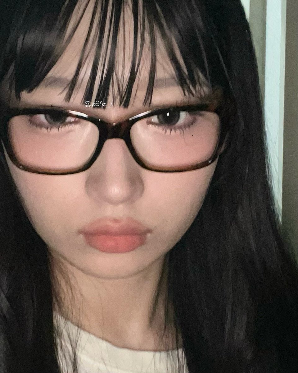 piilm_s's tweet photo. レイちゃん風メイク ﾐ・◦・ﾐ🎀

母の老眼鏡を見てレイちゃんが思い浮かんだので、勝手にレンズを外して伊達メガネにしました✌🏻(後で戻しました)

基本ノマカメ+肌加工のみだけどこれは完全無加工です📷´- https://t.co/hcTgtjDBq6