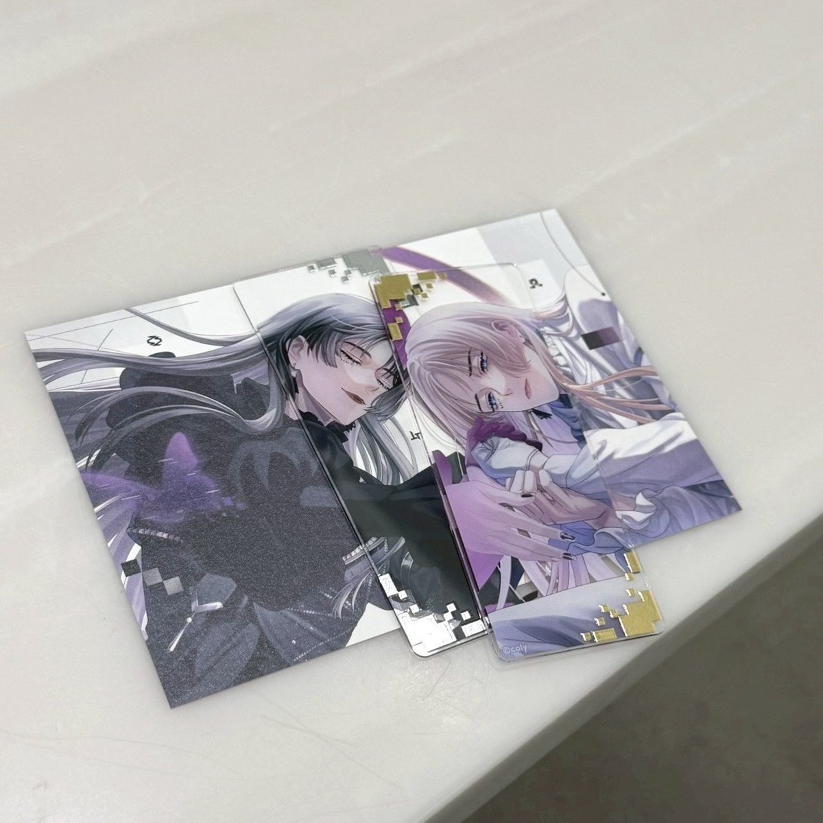 Mk_Code03's tweet photo. アクリルしおりの絵とイラストカードの絵って同じサイズなんだね……
重ねてびっくり🫪🫪 https://t.co/nXU8RULE8m