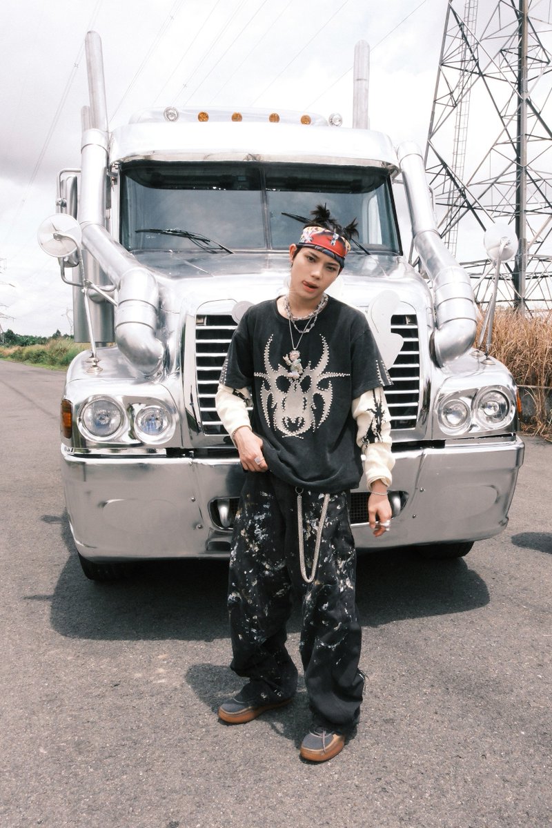 kwoniohyul's tweet photo. ‘saucin M/V photo behind I/V.’ ⭒ from the eye-catching bandana i wore to the unique styling and the necklaces featuring each LNGSHOT member's character, everything truly reflects how polished and well-executed our concept is. https://t.co/tnib13wo4J