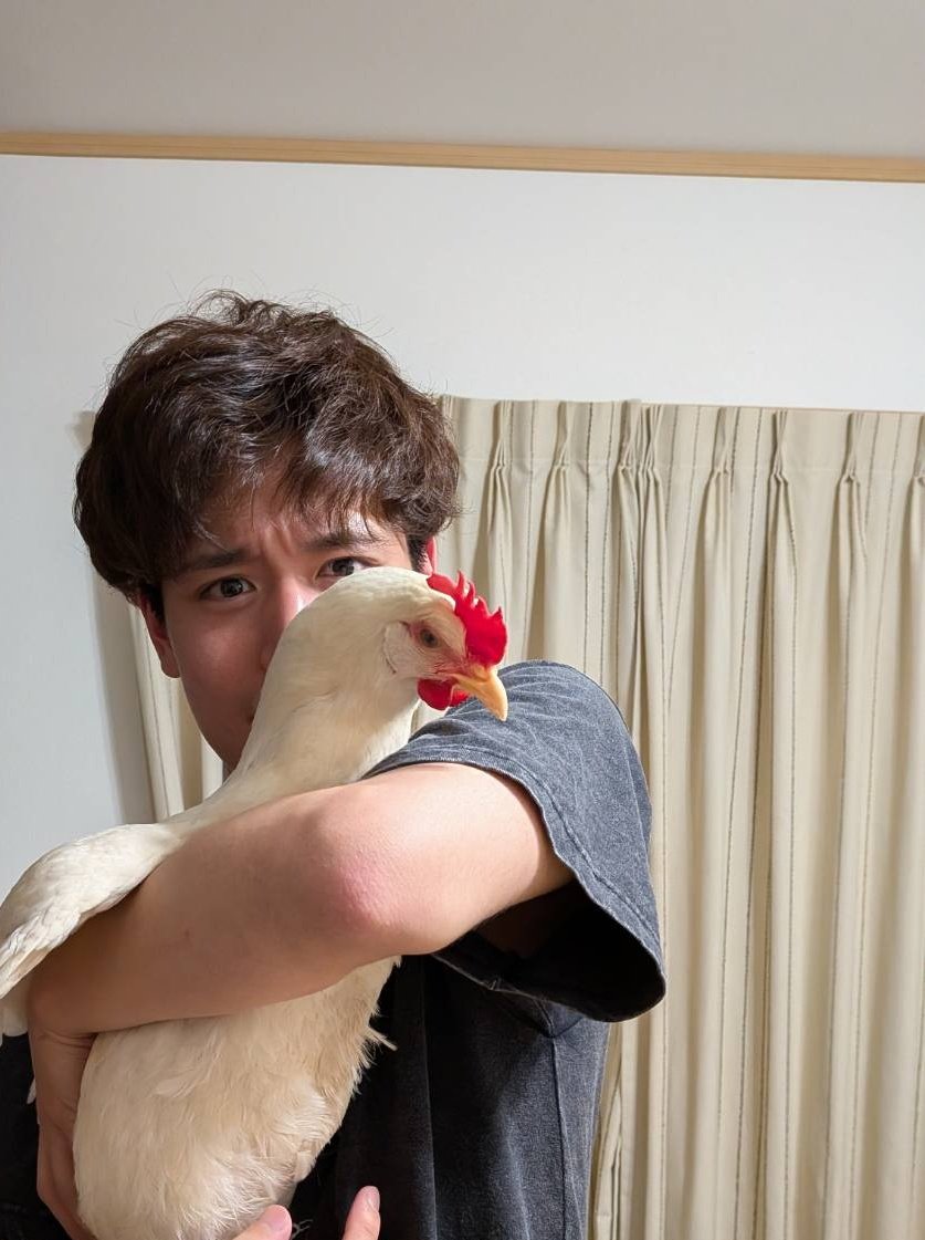 12H_UKAT's tweet photo. 風呂上がりに鶏捕まえてきた🐔 https://t.co/sREeQoAhvy