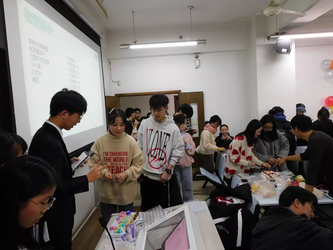 Andresxmx's tweet photo. Just had a campus meeting where the professor accidentally called our group project "a perfect disaster" — turns out he mixed up my name with the baking club’s cake mess!  #CampusChaos https://t.co/bVfosPTU0r