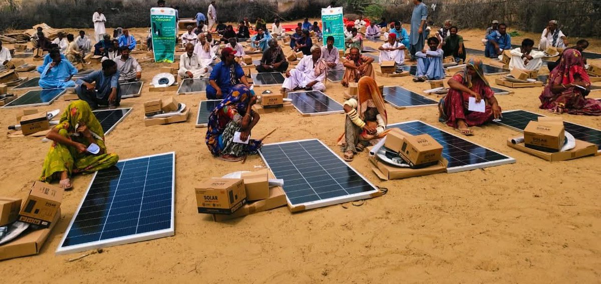 Menghwar_Rawal's tweet photo. #PPPServes Under the Roshan Ghar–Roshan Sindh initiative, solar home system kits were distributed to 118 eligible households in Tharparkar District and 22 eligible households in Ghotki District, Sindh. Distribution ceremonies were held in Mithi Tehsil and Mirpur Mathelo. ❤️🖤💚 https://t.co/TQ1GP5TrLd