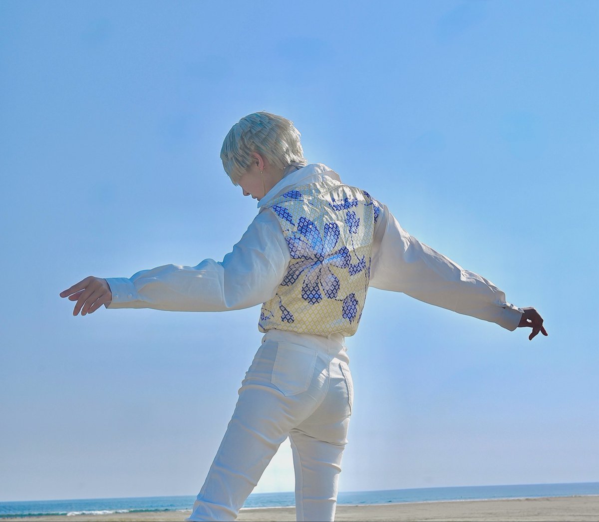 nmnm285's tweet photo. ⚠︎cos.🌈🕒【🐝🤣】
※ロケ地許可済

太陽の下で
手を取って踊りましょう https://t.co/s2uXiOcuzs