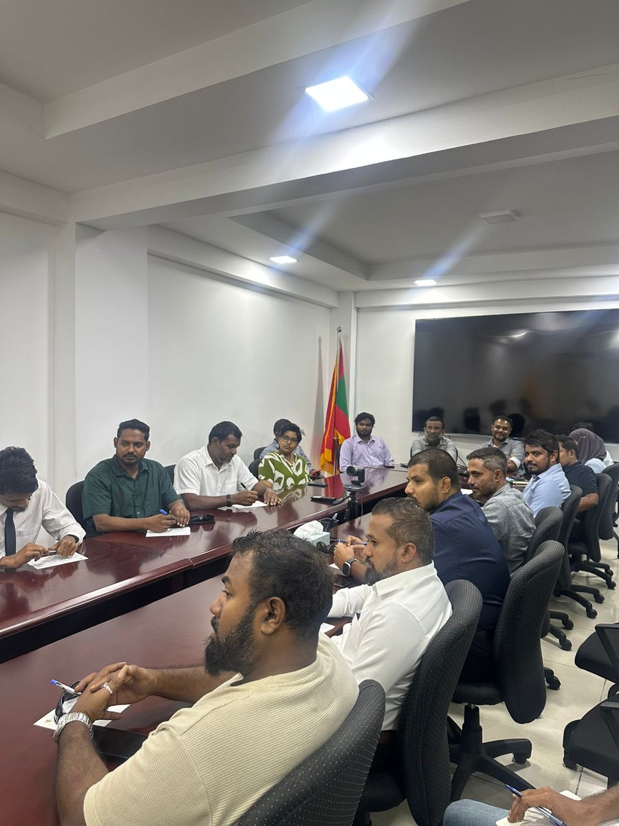 MDPSecretariat's tweet photo. އެމްޑީޕީގެ ޗެއަރޕާސަން ރައީސް @MohamedNasheed އެމްޑީޕީގެ ޤާނޫނީ ވަކީލުންގެ ޓީމްއާއި ބައްދަލު ކުރައްވައިފި. https://t.co/iw8Dx2evmA
