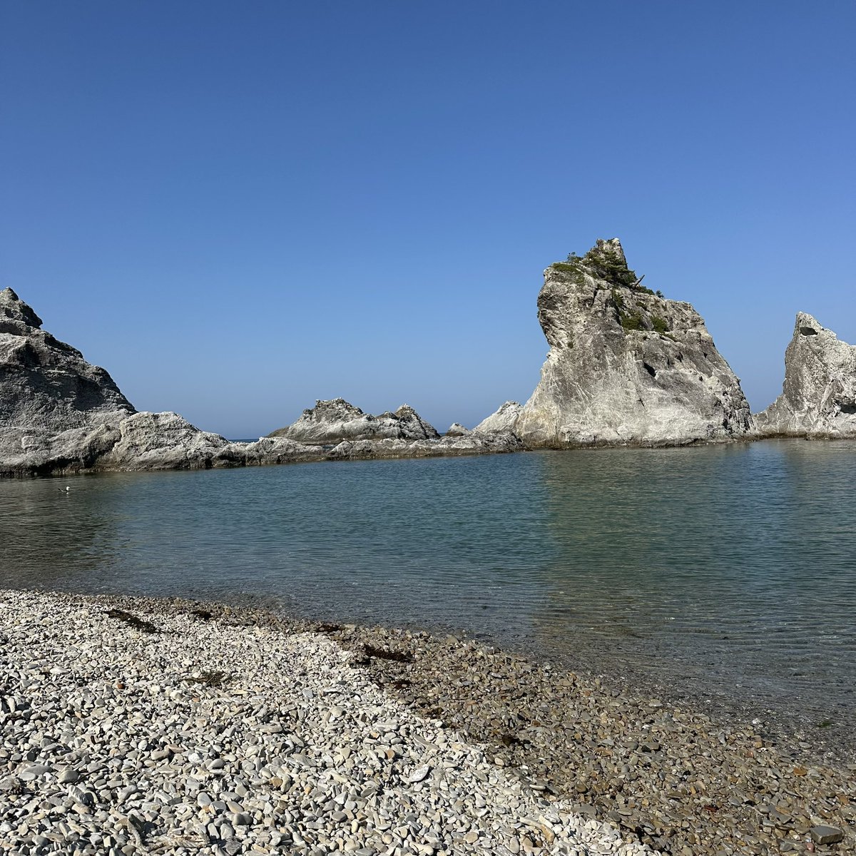 simoncpitt's tweet photo. A stunning coastal finale to an incredible day of exploring Iwate. Catching the late afternoon sun at Jodogahama Beach before heading to our ryokan. Crystal-clear water, and dramatic white rocks on the Pacific. #latergram #jodogahama #sanrikucoast #iwate #pacificocean https://t.co/ALf2GclUr1