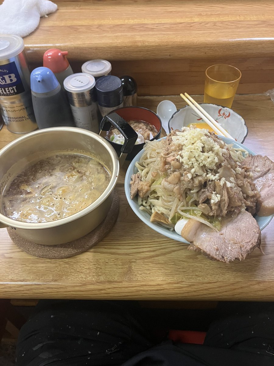 Leo_orange's tweet photo. 約2ヶ月ぶりのらーめんそら
火鍋、別アブラ、生卵
コール全部

いやぁ、やっぱりうめぇ。
麺がうま過ぎる！火鍋は食い進めると結構くるな。
満足値高めな一杯でした！！

後から入ってきた格闘技やってる女性めっちゃ美人だったなー https://t.co/zfylH1aOEs