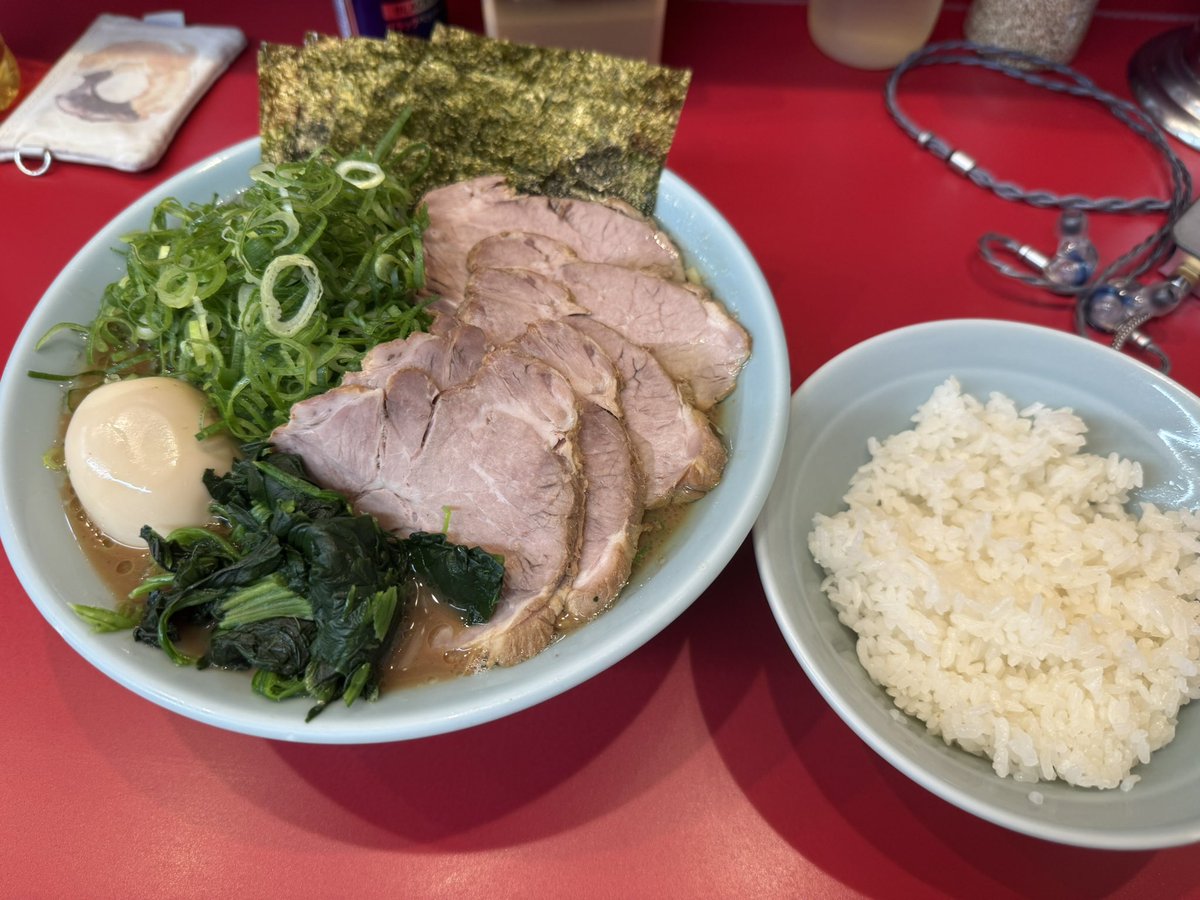 ip_Mithuha's tweet photo. 本日頂きましたは三鷹武蔵家
上らーめん中チャーシュー九条ねぎトッピング
九条ねぎがあまりに相性良すぎてこれ https://t.co/jSdZd8GsNC