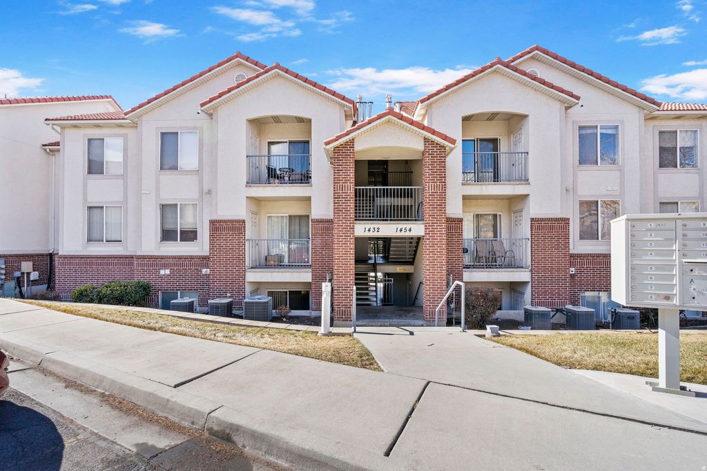 UTLocal's tweet photo. Just Listed in Orem 🏡 A move-in-ready 3-bed Lakeridge condo near UVU, BYU &amp; University Place — $335,000. Take a look: https://t.co/H98PgWgRyb 

#Orem #UtahRealEstate #UtahHomes https://t.co/aMqh8y4RUH
