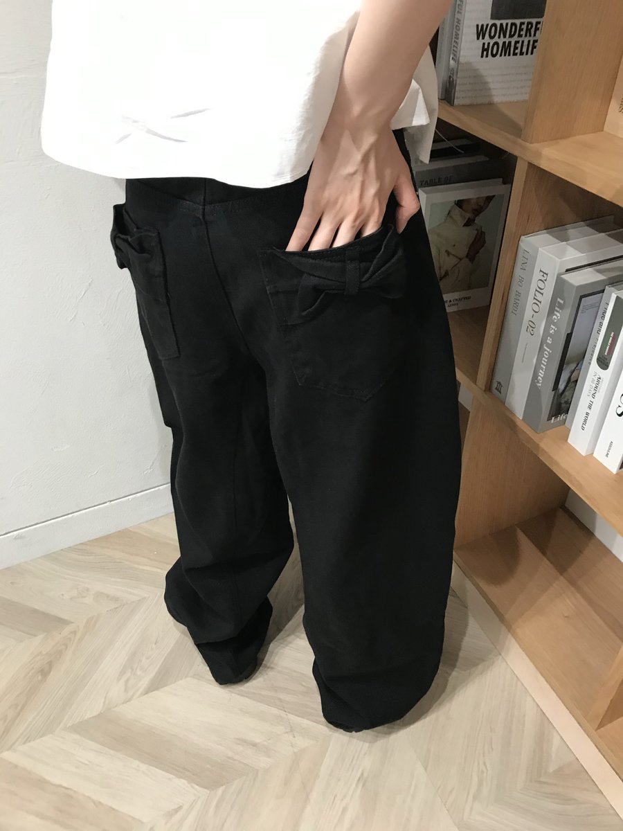 Uenui2's tweet photo. ホワイト、ブラックのベーシックカラーで
着回しやすいリボンポケットデザインのワイドパンツ。

後ろポケットにあしらわれたリボンディテールが
さりげないアクセントになり、
カジュアルなパンツスタイルに
ガーリーな雰囲気をプラスしてくれます🫧

--------

■ribbon pocket pants
white /black https://t.co/6SoHnfvsuy