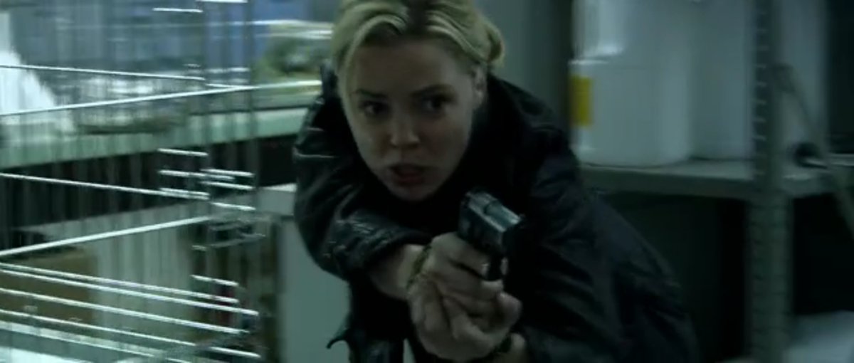 Killer_InsideMe's tweet photo. トム・シャンクランド監督作、パーフェクトゲーム 究極の選択 (2007)を見る。ベテランと新人の刑事コンビが残虐な拷問殺人の裏を探るが。いかにも脚本家が頭で考えたような犯人像に加え、過剰なゴアシーンに乗れるか否かで評価が分かれるが、達者な演技陣のお陰でそこそこ楽しめる猟奇ホラーの敢闘賞。 https://t.co/bPqyiCEjmt